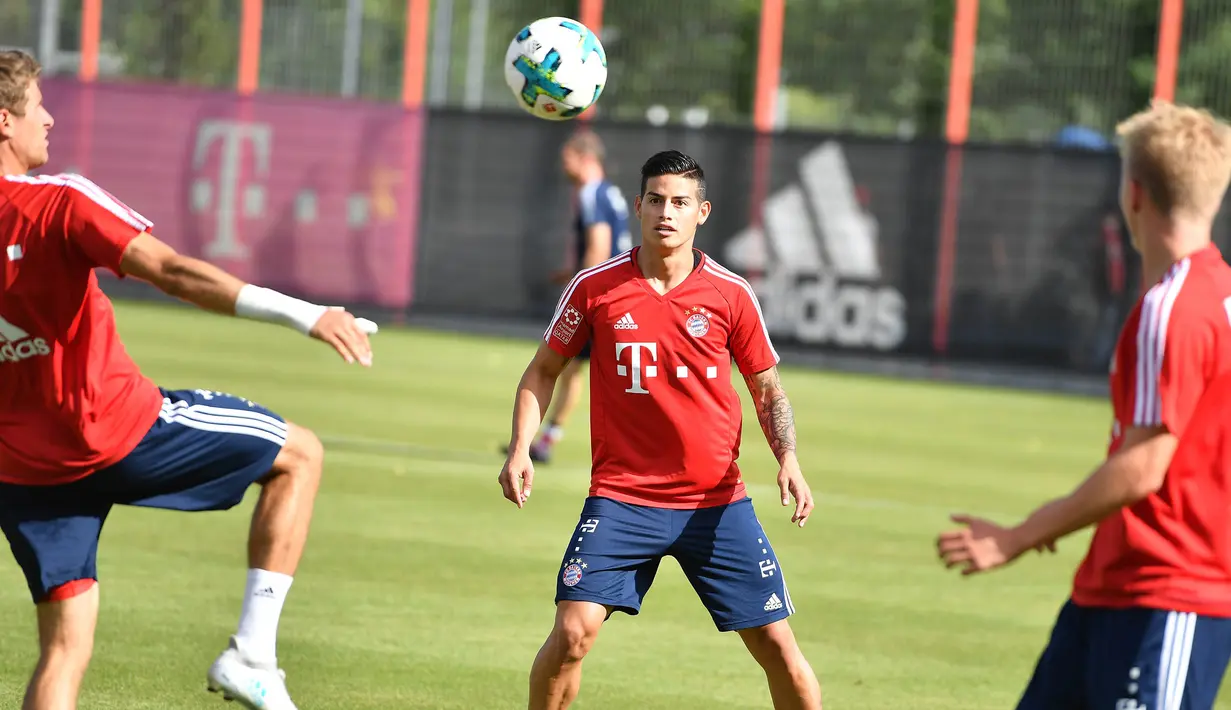 Gelandang baru Bayern Munchen, James Rodriguez, bersiap menerima umpan saat mengikuti latihan perdana di Munchen, Rabu (12/7/2017). (EPA/Lukas Barth)
