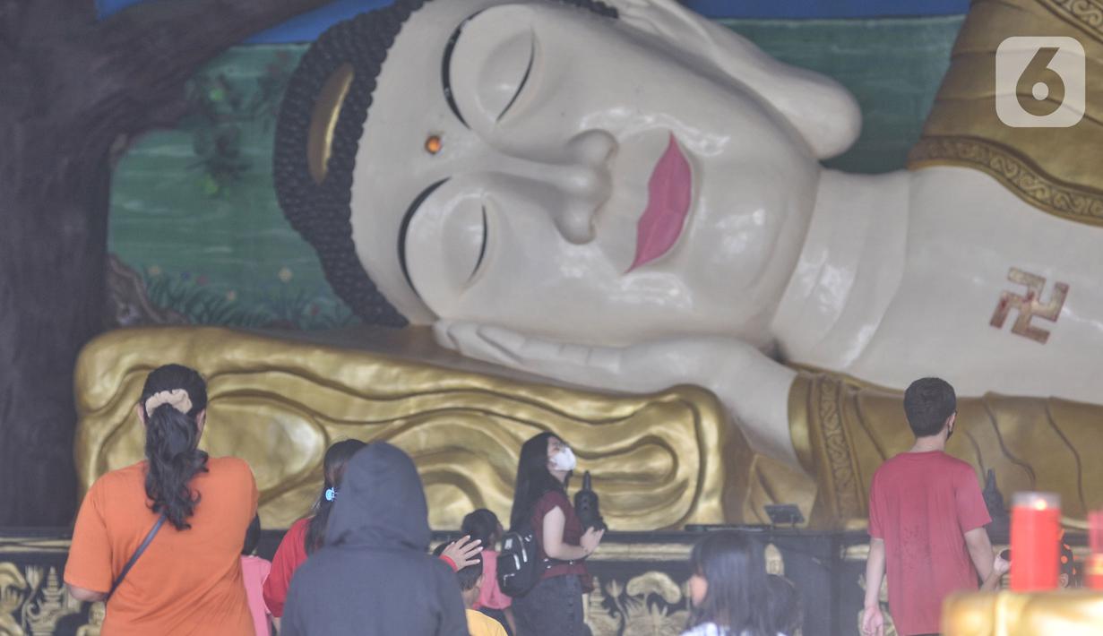 Warga keturunan Tionghoa saat sembahyang Tahun Baru Imlek 2574 di Wihara Buddha Dharma & Pho Sat, Tajur Halang, Bogor, Minggu (22/1/2023). Wihara Buddha Dharma & Pho Sat atau yang juga dikenal dengan Wihara Buddha Tidur menjadi salah satu tempat ibadah warga Tionghoa dalam merayakan Tahun Baru Imlek sebagai ungkapan rasa syukur atas rejeki dan keselamatan dari tuhan serta untuk pengharapan kehidupan lebih baik di tahun Kelinci Air. (merdeka.com/Iqbal S Nugroho)