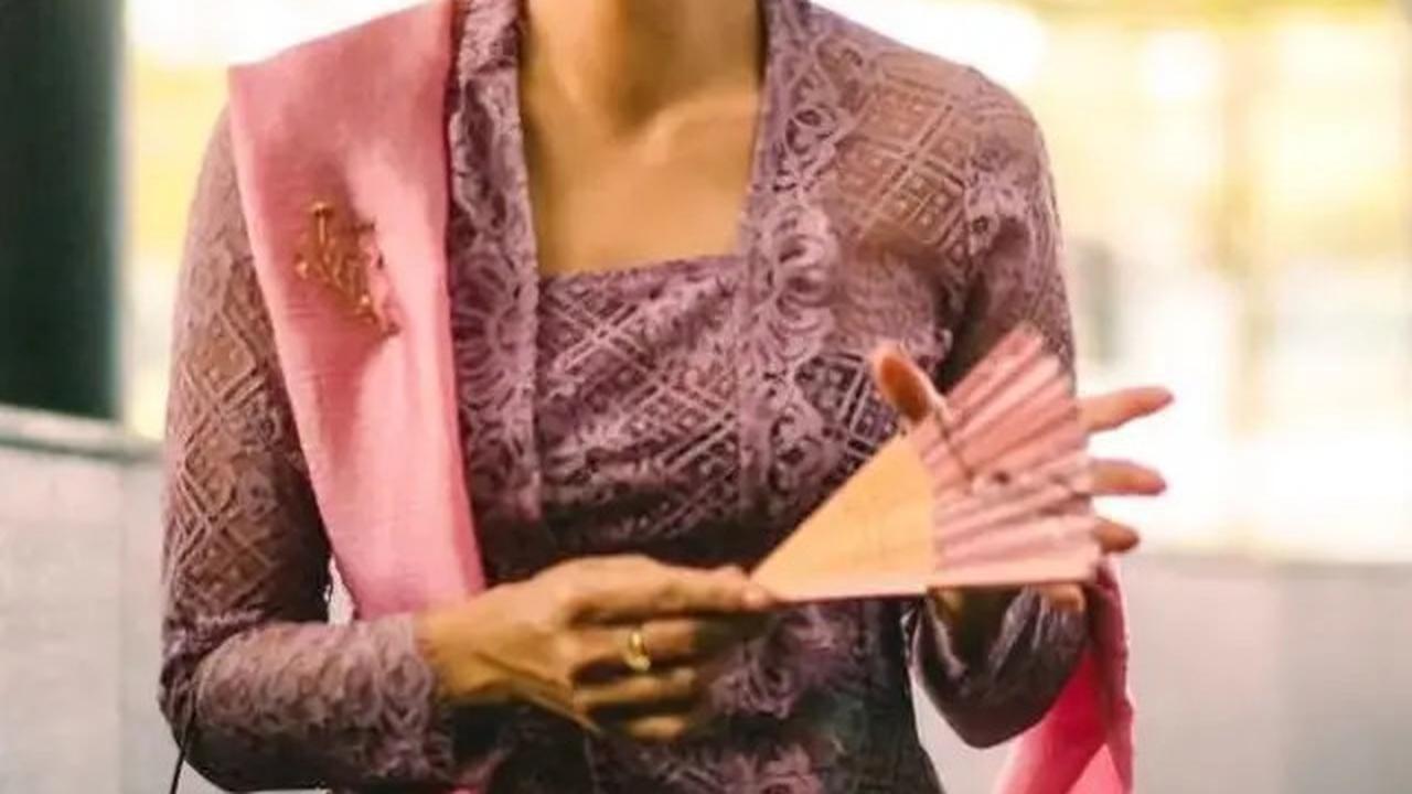 Intip Gaya Dian Sastro Pakai Bros, Jadi Fashion Statement yang Berkarakter