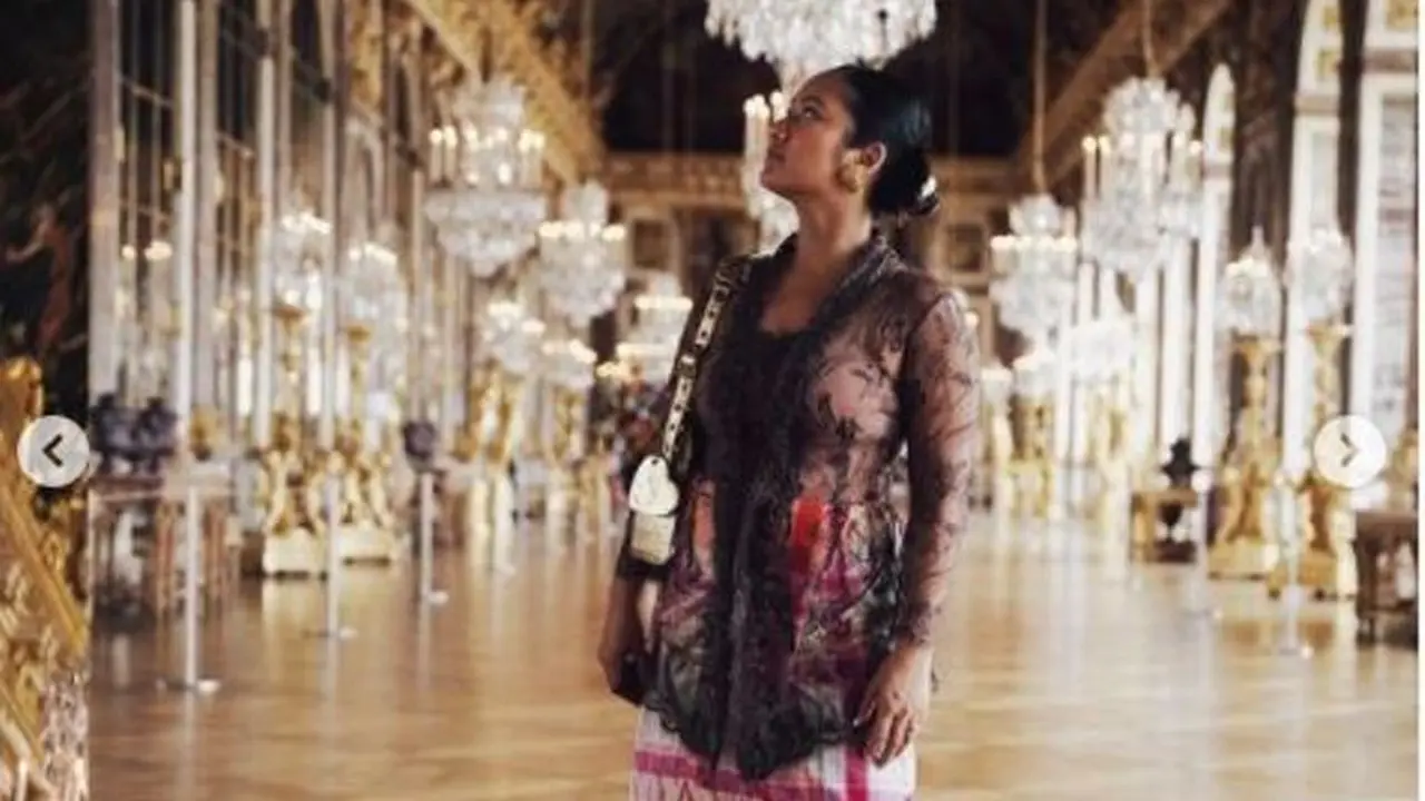 Kunjungi Istana Versailles di Prancis, Tara Basro Pakai Kebaya dan Sarung Bugis