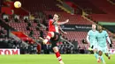 Penyerang Southampton, Danny Ings, mencetak gol ke gawang Liverpool pada laga Liga Inggris di Stadion St Mary's, Selasa (05/01/2021). Liverpool takluk 1-0 dari Southampton. (AP/Noami Baker,Pool)