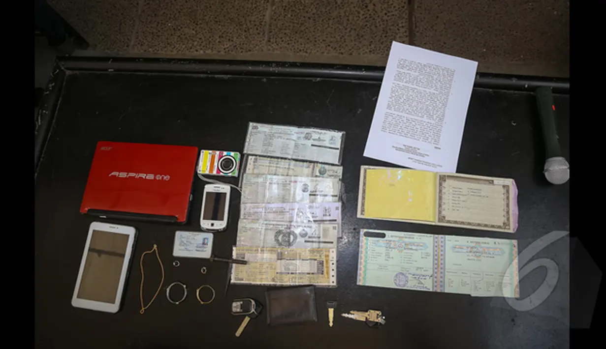 Sejumlah barang bukti yang berhasil diamankan oleh pihak kepolisian dari tersangka EY (29) di Resmob Polda Metro Jaya, Jakarta, Selasa (27/1/2015). Pihak Kepolisian saat merilis kasus pencurian dengan pecah kaca mobil. (Liputan6.com/Faizal Fanani)