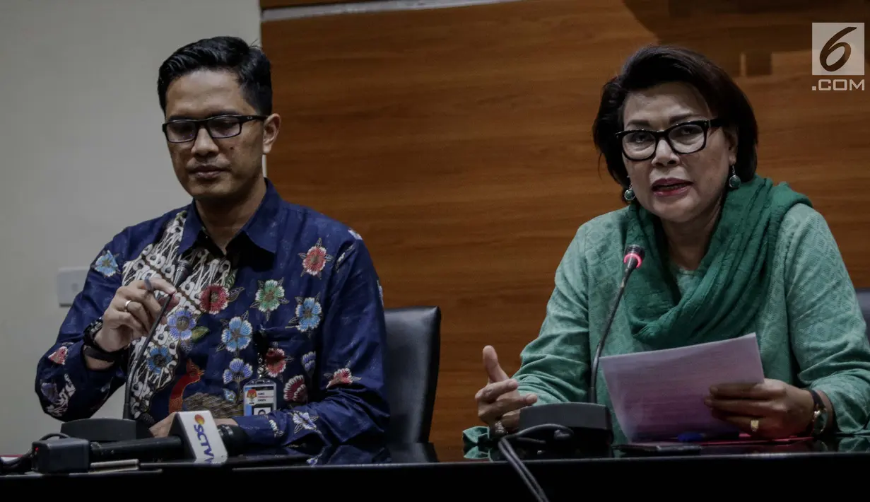 Juru bicara KPK Febri Diansyah (kiri) dan Wakil Ketua KPK, Basaria Panjaitan saat memberikan keterangan kepada awak media terkait operasi tangkap tangan (OTT) Jambi di Gedung KPK, Jakarta, Rabu (29/11). (Liputan6.com/Faizal Fanani)