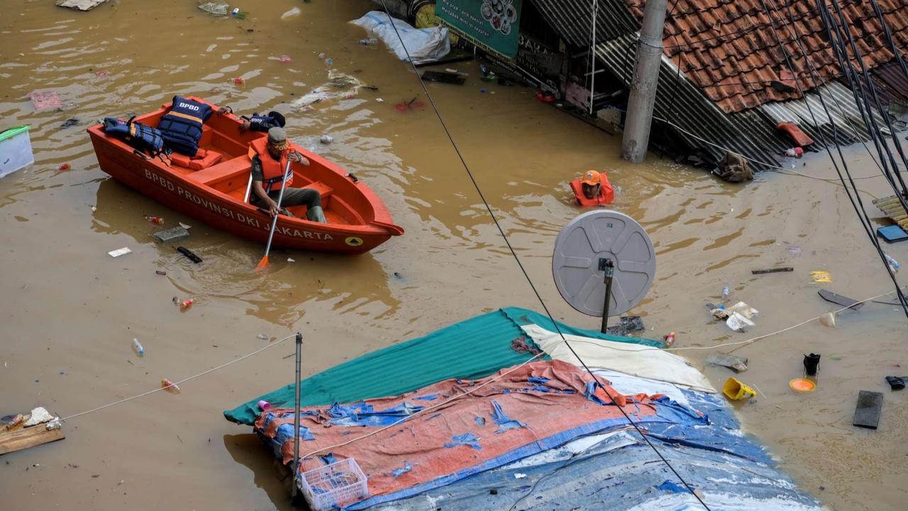 Banjir seatap rumah di Pasar Minggu