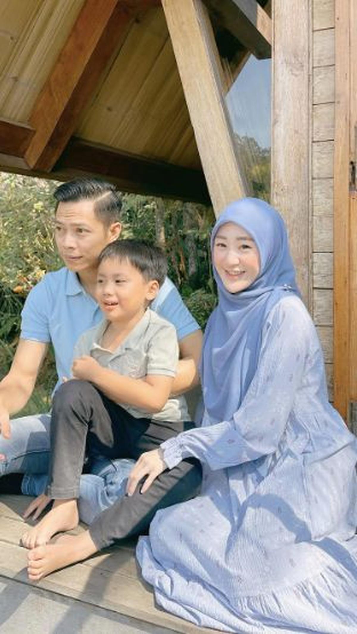 Palet warna biru juga bisa jadi opsi busana outfit lebaran tahun ini. Larissa mencontohkan perpaduan gamis biru motif kecil dengan jilbab berwarna biru setingkat lebih gelap untuk membuat wajah tampak cerah dan pembawaan lebih segar.