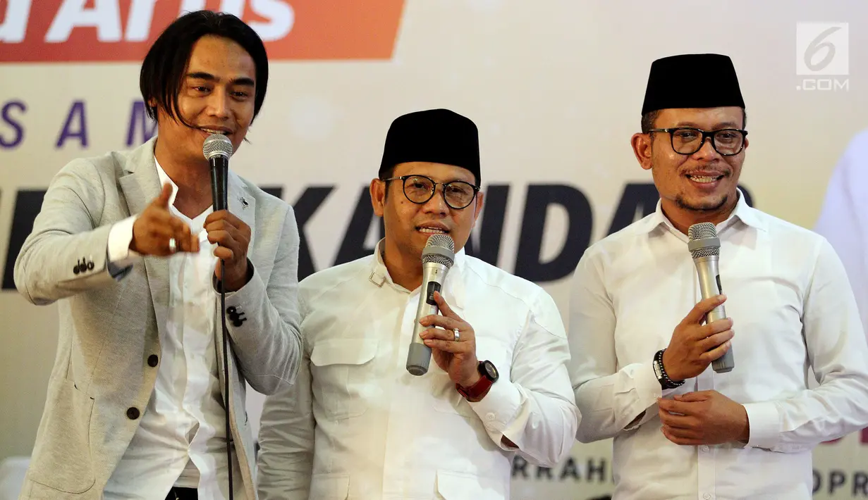 Ketua Umum PKB Muhaimin Iskandar (tengah) bersama Menteri Tenaga Kerja Hanif Dhakiri dan vokalis Setia band, Charly Van Houten menghadiri  Sholawat Anti Narkoba di Komplek Parlemen, Senayan, Jakarta, Selasa (6/3). (Liputan6.com/Johan Tallo)