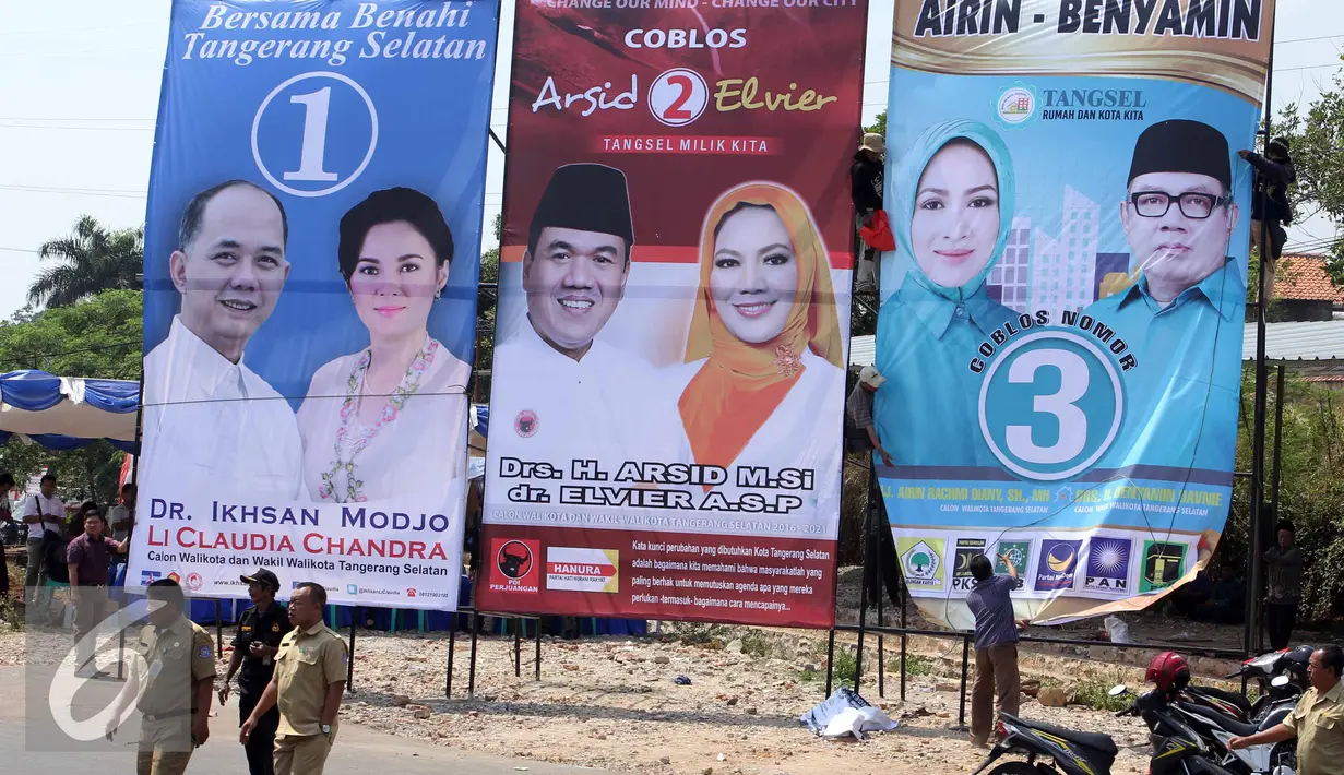Tiga baliho calon Walikota dan Wakil Walikota Tangerang Selatan Tahun 2015 terpasang di Bundaran Maruga, Tangerang Selatan, (2/9/2015). (Liputan6.com/Helmi Afandi) 