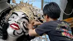 Seorang seniman Bali membuat patung yang disebut "Ogoh-Ogoh" selama persiapan parade tradisional menjelang Hari Raya Nyepi, di Denpasar, Bali, pada tanggal 16 Februari 2024. (SONNY TUMBELAKA/AFP)