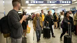 Salah satunya adalah Ángel Gómez, yang telah tinggal di Bandara Internasional Jorge Newbery selama dua tahun dan telah melihat bagaimana jumlah orang yang bergabung dengannya melonjak. (AP Photo/Natacha Pisarenko)