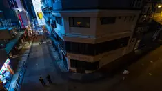 Suasana kawasan hiburan malam Lan Kwai Fong, Hong Kong (5/4/2020). Pemimpin Hong Kong, Carrie Lam memerintahkan penutupan sementara terhadap semua bar dan pub sebagai upaya menghentikan penyebaran  Covid-19. (AFP/May James)