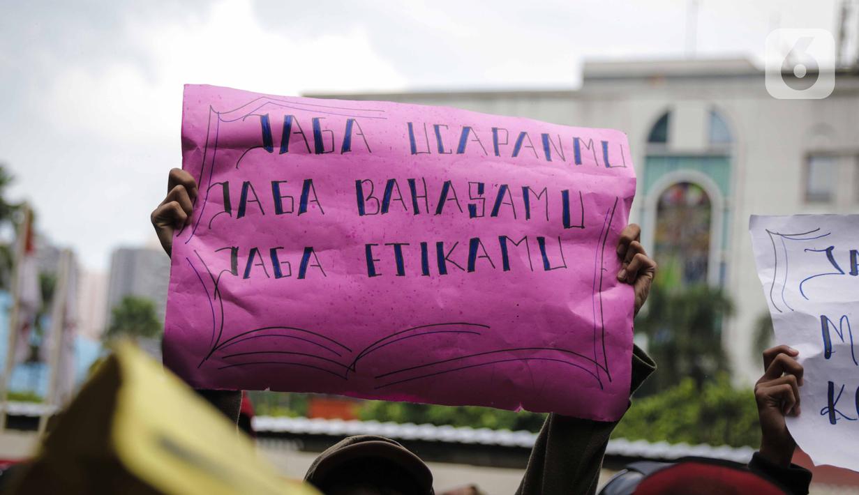 Warga Tanjung Priok membawa poster berisi aspirasi saat berunjuk rasa di depan Gedung Kemenkumham, Jakarta Selatan, Rabu (22/1/2020). Mereka menuntut Menkumham Yasonna Laoly minta maaf atas ucapannya yang menyebut Tanjung Priok adalah daerah miskin, kumuh, dan kriminal. (Liputan6.com/Faizal Fanani)