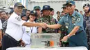 Kapushidrosal Laksda TNI Harjo Susmoro menyerahkan black box bagian Cockpit Voice Recorder (CVR) pesawat Lion Air JT 610 kepada Ketua KNKT Soerjanto Tjahjono di Pelabuhan Tanjung Priok, Jakarta, Senin (14/1). (Liputan6.com/Immanuel Antonius)