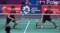 Ganda putri Indonesia, Greysia Polii/Apriyani Rahayu mengembalikan kok ke arah pemain Jepang, Yuki Fukushima/Sayaka Hirota pada semifinal Bulutangkis Beregu Putri Asian Games 2018 di Jakarta, Selasa (21/8). (Liputan6.com/Helmi Fithriansyah)