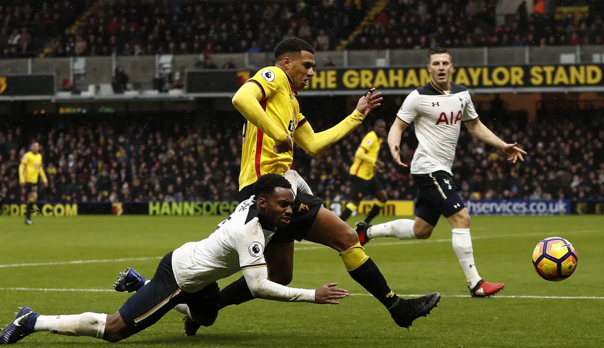 Bek Tottenham, Danny Rose, jatuh berebut bola dengan gelandang Watford, Etienne Capoue, pada laga Liga Inggris di Stadion Vicarage Road, Inggris, Minggu (1/1/2017). (AFP/Adrian Dennis)