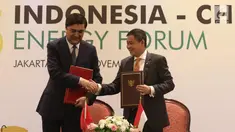 Menteri ESDM Ignasius Jonan (kanan) bersalaman dengan Administrator of the National Energy Administration of the People's Republic of China Nur Bekri usai penandatanganan kerja sama bidang energi, di Jakarta, Senin (13/11). (Liputan6.com/Angga Yuniar)