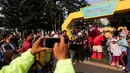 Para pengunjung berfoto bareng dengan maskot Piala Dunia U-17 2023, Bacuya dalam rangkaian acara Trophy Tour Experience menyambut Piala Dunia U-17 di Cikapayang Dago Park, Bandung, Minggu (22/10/2023) pagi WIB. (Bola.com/Bagaskara Lazuardi)