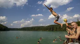 Gelombang panas terus berlanjut di Lituania saat suhu naik hingga mencapai 32 derajat Celcius (89,6 derajat Fahrenheit). (AP Photo/Mindaugas Kulbis)