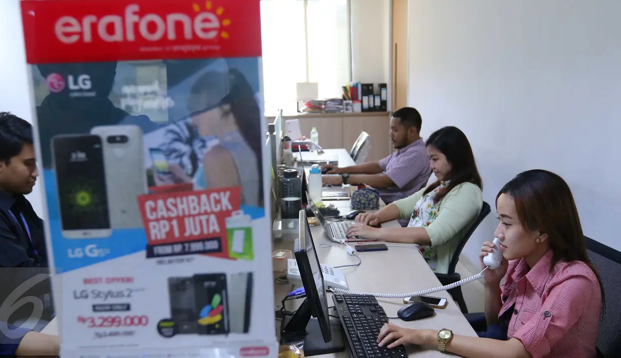 Suasana aktivitas pelayanan di call center erafon di Jakarta, Rabu (31/8). Erafone mengajak konsumen untuk lebih waspada terhadap penipuan online yang tengah marak saat ini (Liputan6.com/Angga Yuniar)