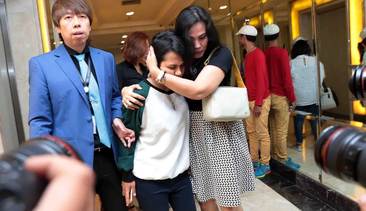 Sambil menangis, ia menjelaskan kondisi rumah tangganya. Meski beberapa kali ia mengucap masih belum percaya dengan keputusan suaminya, Aming. Ia akan berusaha sekuat tenaga mempertahankan keutuhan rumah tangganya. (Deki Prayoga/Bintang.com)