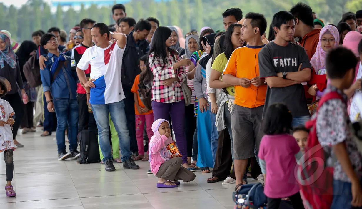 Antrian pengunjung yang ingin naik ke puncak Monas), Jakarta, Kamis (14/5/2015). Jumlah pengunjung mengalami peningkatan tinggi bertepatan libur kenaikan Isa Almasih. (Liputan6.com/Faizal Fanani)