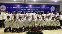 PBVSI resmi melepas Timnas Voli Indonesia  U-18 putra dan putri nomor indoor dan voli pantai di Gedung Serbaguna, Padepokan Voli Jenderal Polisi Kunarto, Sentul, Bogor, Rabu (15/10/2025). (Bola.com/Magang/Razaqa Roger Arif Ali)