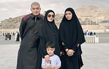Perjalanan Penuh Syukur, 7 Potret Lyra Virna Umrah Ditemani Anak-anak yang Kian Dewasa