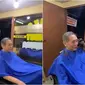 Jusuf Hamka, pengusaha terkenal cukur rambut di tukang cukur rambut kaki lima di Benhil, Jakarta Pusat (tangkapan layar/@jusufhamka/https://www.instagram.com/p/CbT1UozAb8l/Komarudin)