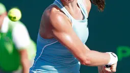 Juara bertahan, Johanna Konta mengembalikan bola ke arah petenis putri AS, Venus Williams pada babak 16 besar Miami Terbuka di Candon Park, Senin (26/3). Konta harus menyerah 7-7, 1-6 dan 2-6 atas Venus dalam waktu 2 jam 19 menit. (AP Photo/Joe Skipper)