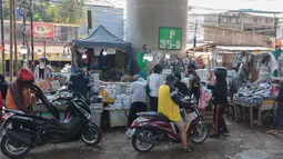 Warga ramai-ramai berburu masker di kawasan bawah Tol Andara, Jakarta Selatan, setelah sebaran abu vulkanik mencapai wilayah Jakarta dan sekitarnya, Minggu (6/9/2026). (KLY/Budy Santoso)