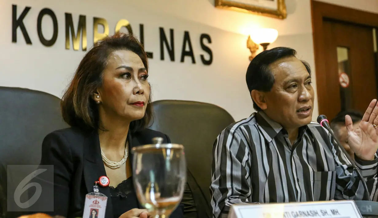 Ketua Pansel Kompolnas, Komjen Pur Imam Sudjarwo (kanan) mengumumkan 24 peserta yang lolos seleksi, di Jakarta, Rabu (30/3). 24 peserta akan mengikuti tahapan tes kesehatan pada 4-5 April 2016 di RS Polri Kramatjati (Liputan6.com/Yoppy Renato)