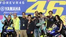 Pabrikan asal Iwata itu mendedikasikan pesan penuh cinta dan salam perpisahan dari motor M1, yang jadi tunggangan andalan The Doctor di Yamaha untuk Valentino Rossi. Grazie Vale. (AP Photo/Alberto Saiz)