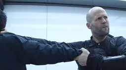 Aktor Jason Statham saat beradegan dalam film terbarunya "Fast & Furious Presents: Hobbs & Shaw.". Film ini sedikit berbeda lantaran aksi balap-balapan kali ini lebih mengedepankan aksi Hobbs dan Shaw. (Universal Pictures via AP)