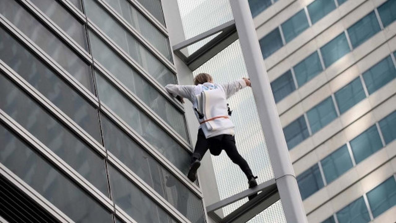Aksi Alain Robert panjat gedung 185 meter tanpa pengaman
