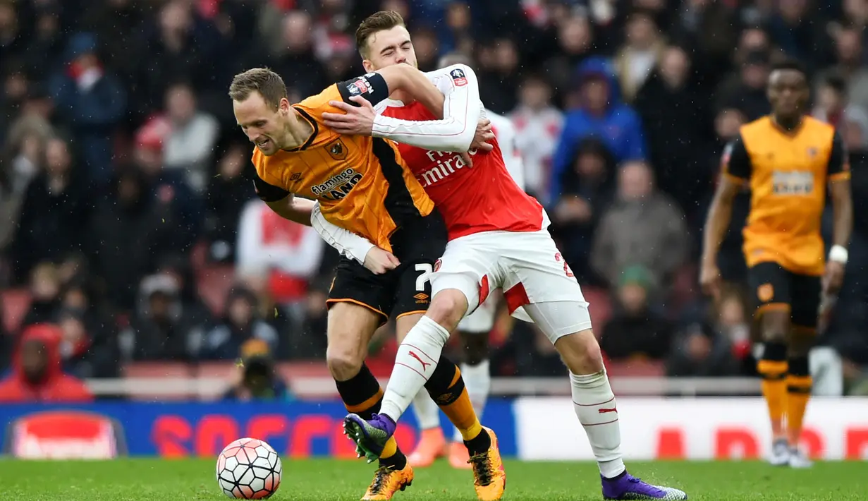  Perebutan bola antara pemain Arsenal, Calum Chambers (kanan), dengan pemain Hull City, David Meyler, dalam putaran kelima Piala FA Inggris di Stadion Emirates, London, Inggris, Sabtu (20/2/2016). (Reuters/Hannah McKay)