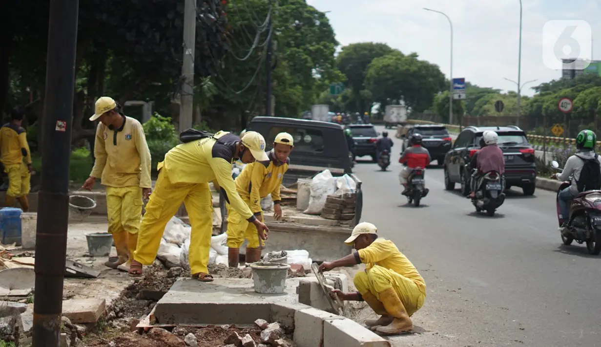 Petugas Bina Marga memerlebar saluran air di Jalan TB Simatupang di kawasan Cilandak, Jakarta, Kamis (22/10/2020). Hal tersebut dilakukan guna memaksimalkan fungsi sistem drainase agar tidak terjadi genangan air saat menghadapi musim hujan. (Liputan6.com/Immanuel Antonius)