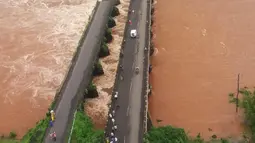 Kondisi jembatan jalan raya yang runtuh akibat derasnya aliran sungai Savitri yang sedang meluap di barat India, Rabu (3/8). Jembatan jalan raya tersebut menghubungkan kota Mumbai dengan negara bagian Goa. (AFP)