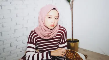 Mengenakan baju motif stripes perpaduan warna putih dan merah bata, penampilan Gita Savitri Devi ini simpel tapi tetap terlihat stylish. Hijab warna merah muda yang dikenakannya berpadu sempurna dengan baju motif stripesnya. Meski sudah menginjak usia kepala 3, tak dipungkiri jika Gitasav terlihat seperti remaja berusia 17 tahun. (Liputan6.com/IG/@gitasav)