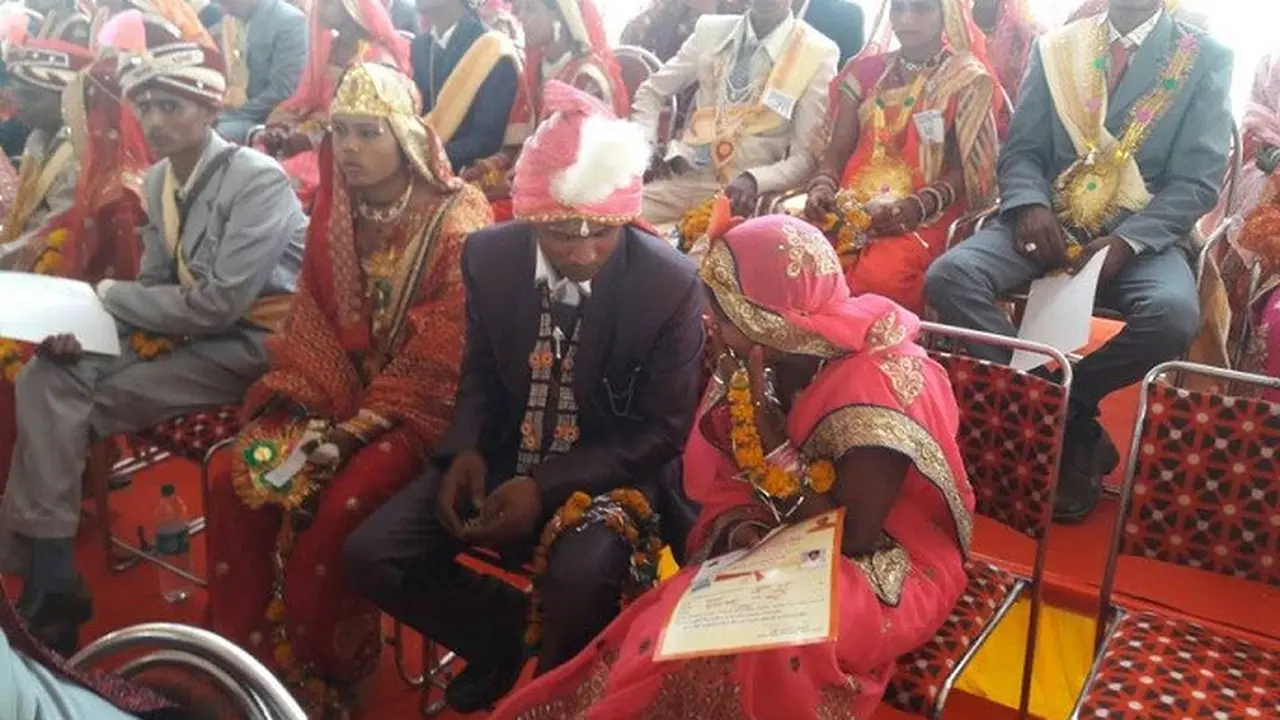 Peserta nikah masal di Gaharkota, India (Gopal Bhargava/Facebook)
