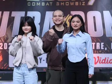 Presiden Byon, Yoshua Marcellos Muliardo bersama petarung putri Winona Karamoy dan Emmabel Cassandra saat Face off sekaligus jumpa pers Byon Combat Showbiz Vol.7 di SCTV Tower, Jakarta, Kamis (12/3/2026). (Bola.com/M Iqbal Ichsan)
