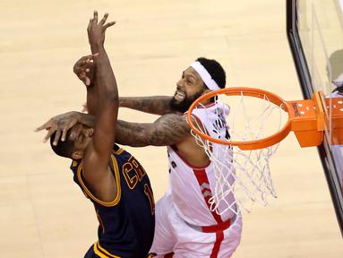 Pemain Raptors, James Johnson #3 menepis tembakan pemain Cavaliers, Tristan Thompson #13 pada final Wilayah Timur NBA Playoffs 2016 di Air Canada Centrer, Selasa (24/5/2016), Toronto, Ontario, Canada. (Tom Szczerbowski/Getty Images/AFP)