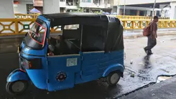 Seorang pengemudi bajaj beristirahat di sekitar Blok B Pasar Tanah Abang, Jakarta, pada hari ketiga Lebaran, Jumat (7/6/2019). Selepas Hari Raya Idul Fitri, Pasar Tanah Abang masih tutup dan direncanakan buka pada Kamis (13/6) mendatang. (Liputan6.com/Johan Tallo)