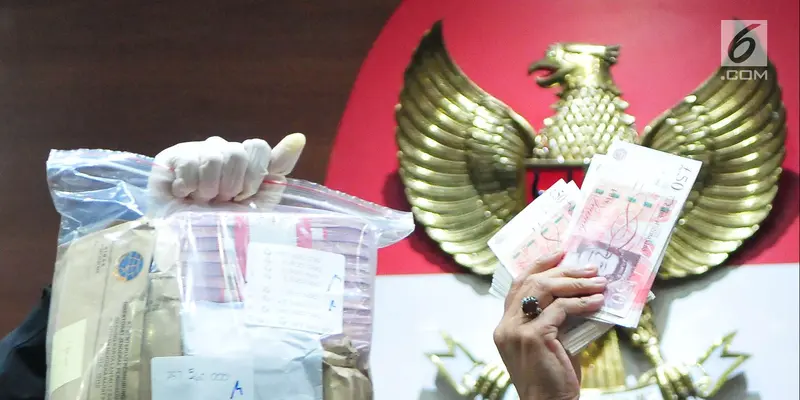 PHOTO: OTT Pejabat Kemenhub, KPK Tunjukan Barang Bukti Uang Lebih dari Rp 20 M