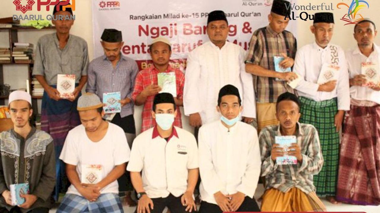 Andrean Saputra (19) adalah santri asal pekalongan. Andrean ditunjuk mempimpin ngaji.<br>