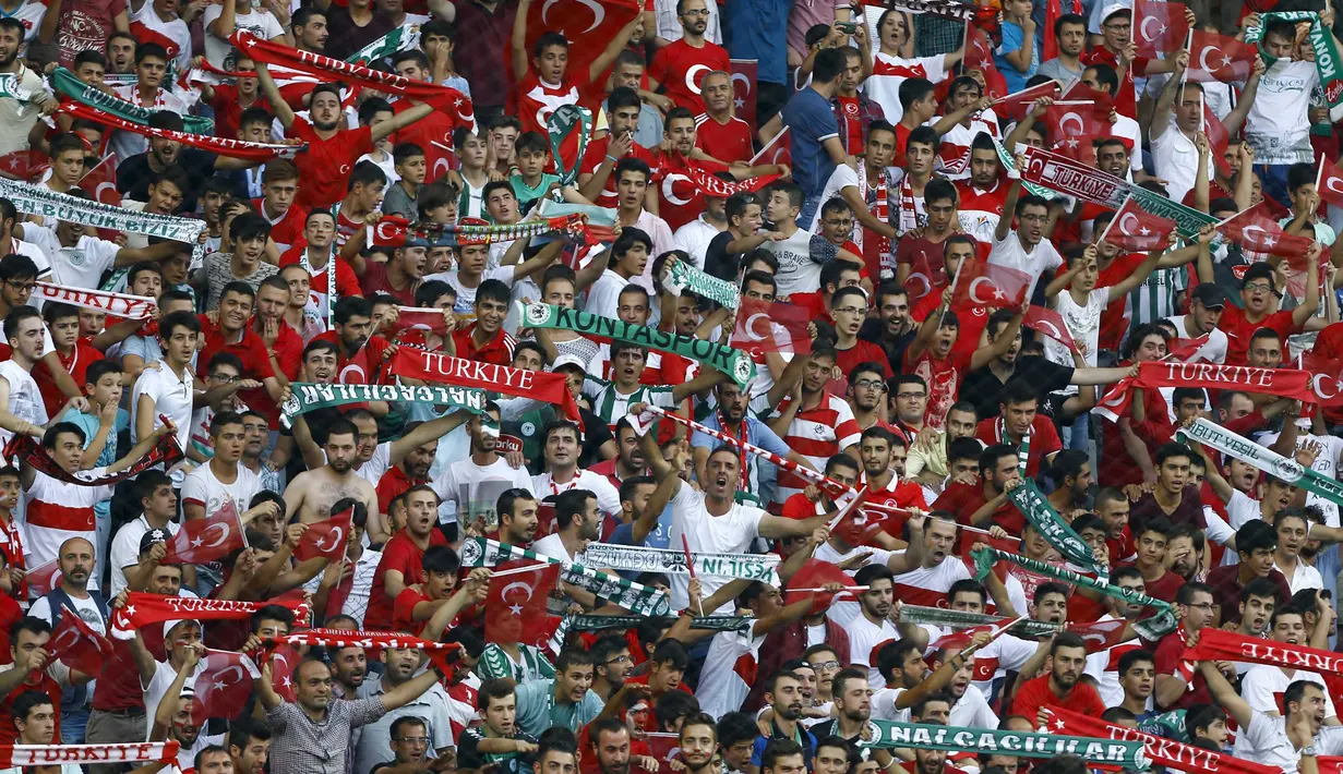 Suporter Turki merayakan kemenangan tim kesayangannya pada kualifikasi Grup A Euro 2016 di Konya, Turki, (6/9/2015). Turki menang atas Belanda dengan skor 3-0. (AFP PHOTO/Stringer)