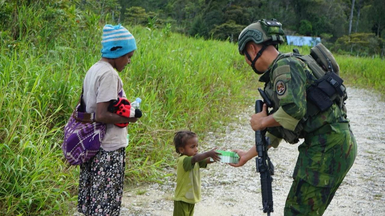 FOTO: Satgas Marinir TNI AL Gelar Patroli Humanis di Paniai Papua Tengah