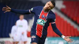 Kylian Mbappe merupakan mesin gol Paris Saint-Germain. Musim lalu ia berhasil membukukan 44 gol dan 11 assist dari 49 penampilan di semua laga bersama PSG. Kehadiran Messi mungkin dapat menjadikan dirinya sebagai tumbal PSG untuk dilego. (Foto: AFP/Franck Fife)