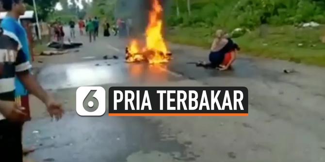 VIDEO: Ditabrak saat Antre Bensin, Pria Terbakar dengan Motornya