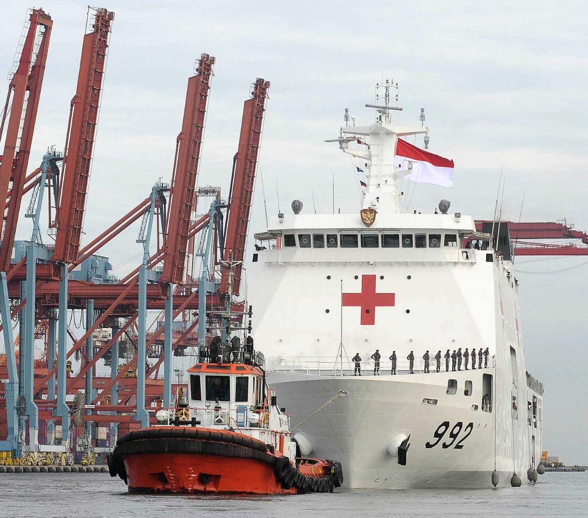 Kapal rumah sakit TNI AL, KRI dr. Radjiman Widyodiningrat 992 resmi diberangkatkan untuk mengantar bantuan kemanusiaan ke&nbsp;Palestina di Dermaga Kolinlamil TNI AL, Jakarta, Kamis (18/1/2024). Bantuan berupa makanan, pakaian, air mineral, dan obat-obata