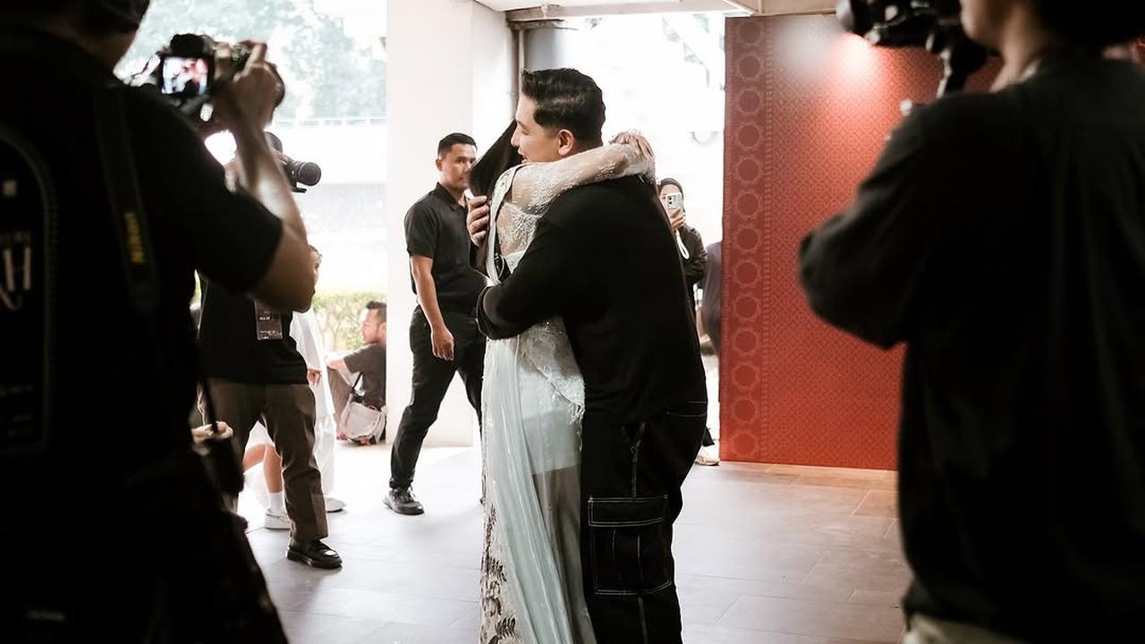 Potret Donne Maula Beri Dukungan ke Yura Yunita saat Konser, Disebut Sebagai Pasangan Supportive