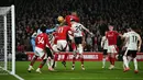 Pada menit ke-66, sundulan Diogo Jota yang memanfaatkan sepak pojok Kostas Tsimikas berhasil merobek jala gawang Nottingham Forest sekaligus merubah kedudukan menjadi imbang 1-1. (Paul ELLIS/AFP)